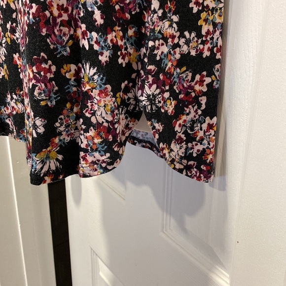 Maurices 24/7 - Sleeveless Black Floral V-Neck Curved Split Hem Tank Top - Sz S. - Picture 7 of 11